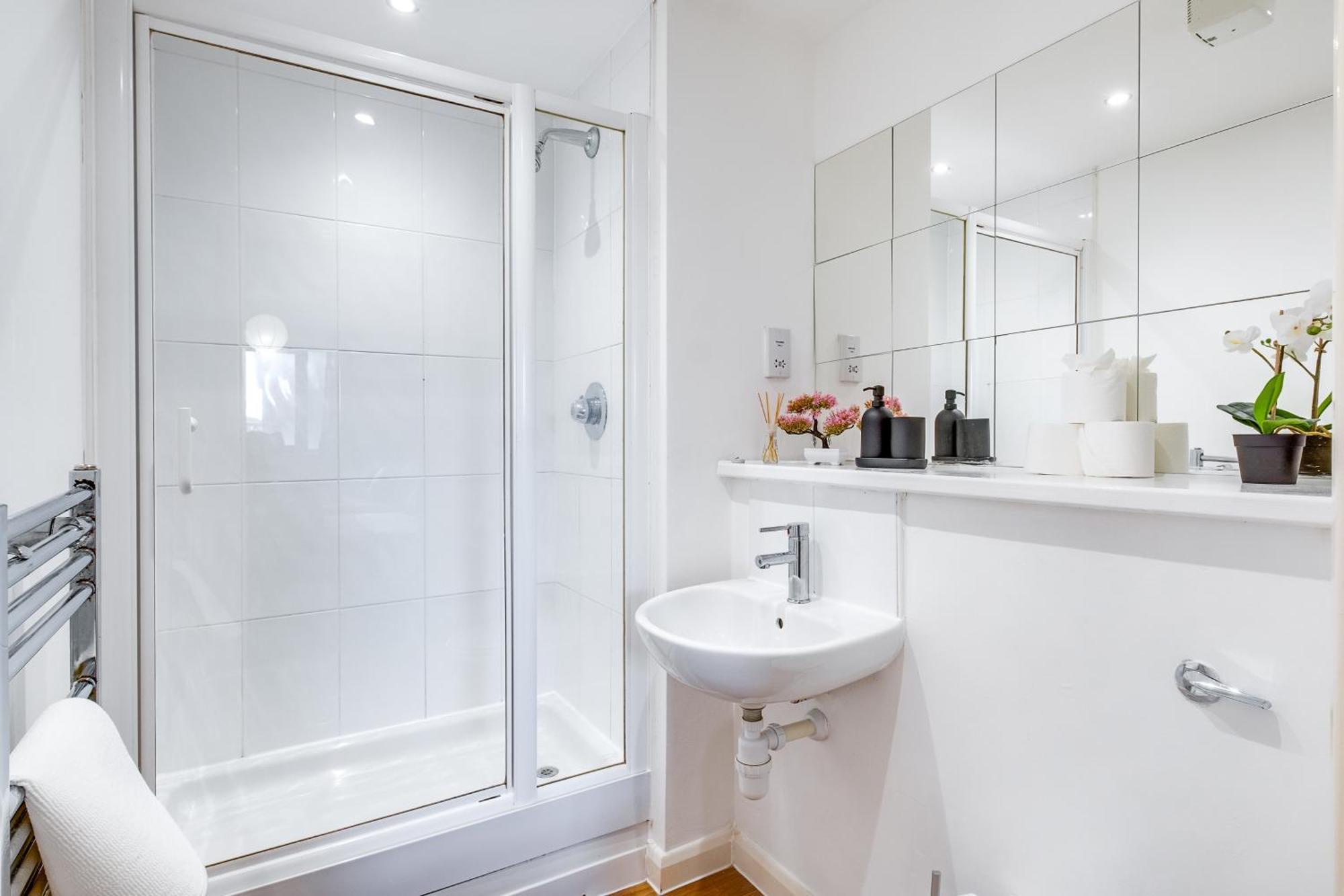 Anime Suite - Central And Free Parking With Netflix Birmingham Exteriér fotografie